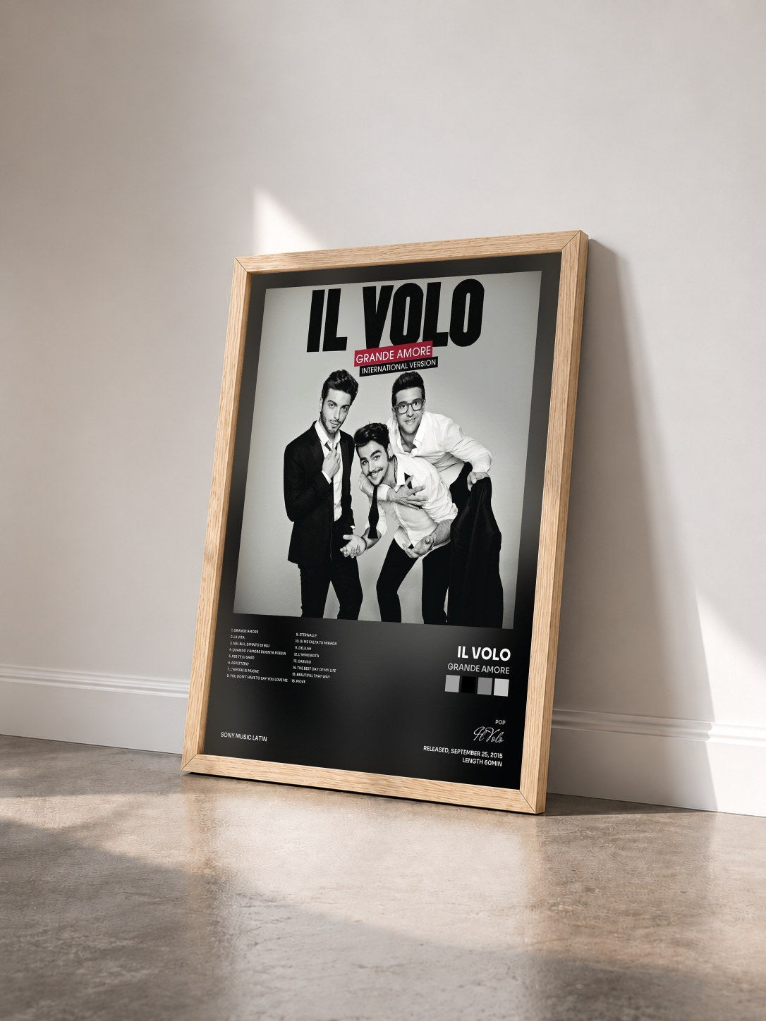 #bois Tableau de l'album Grande amore de Il Volo vu de trois quarts, cadre en bois brut