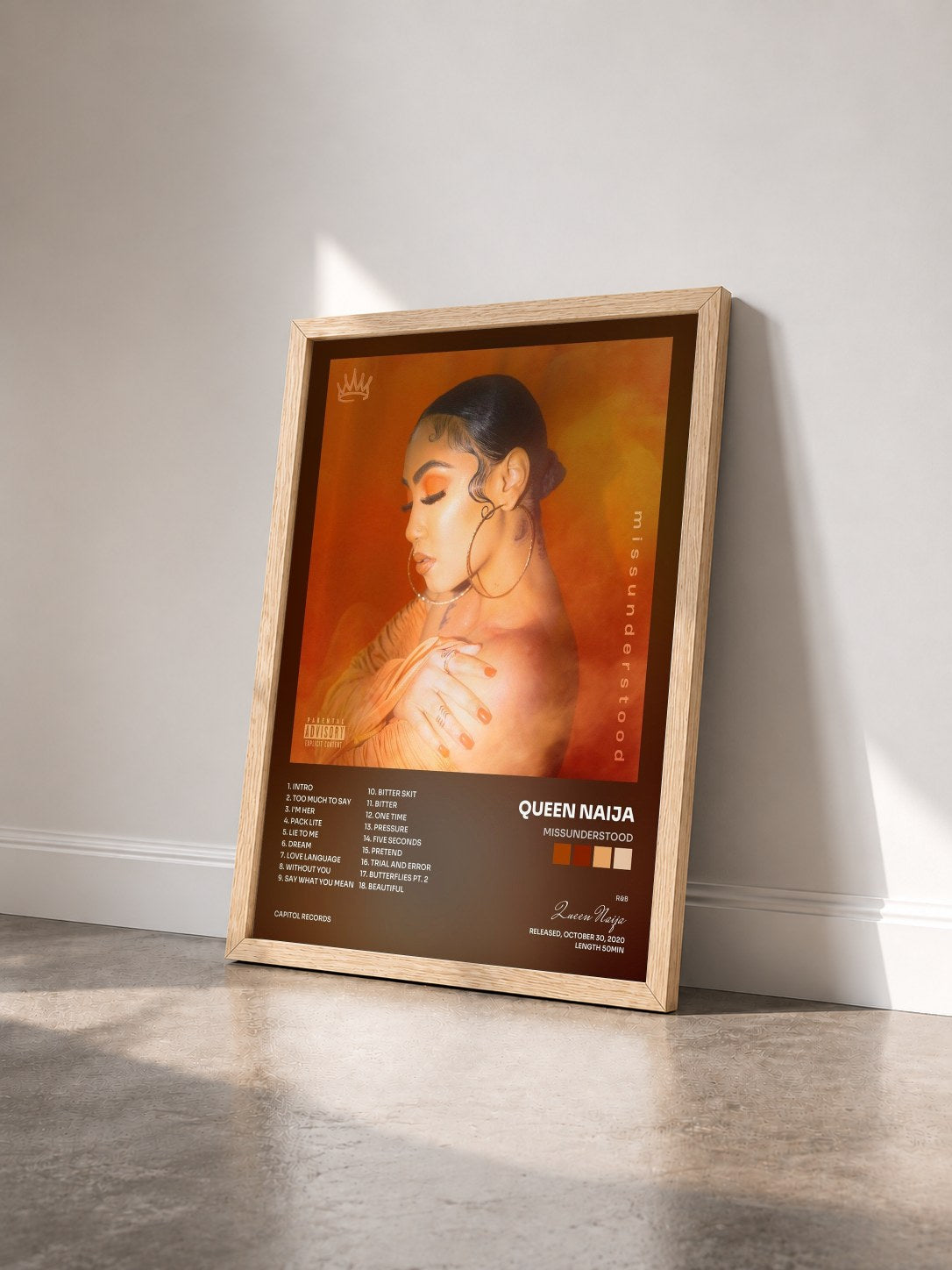 #bois Tableau de l'album missunderstood de Queen Naija vu de trois quarts, cadre en bois brut