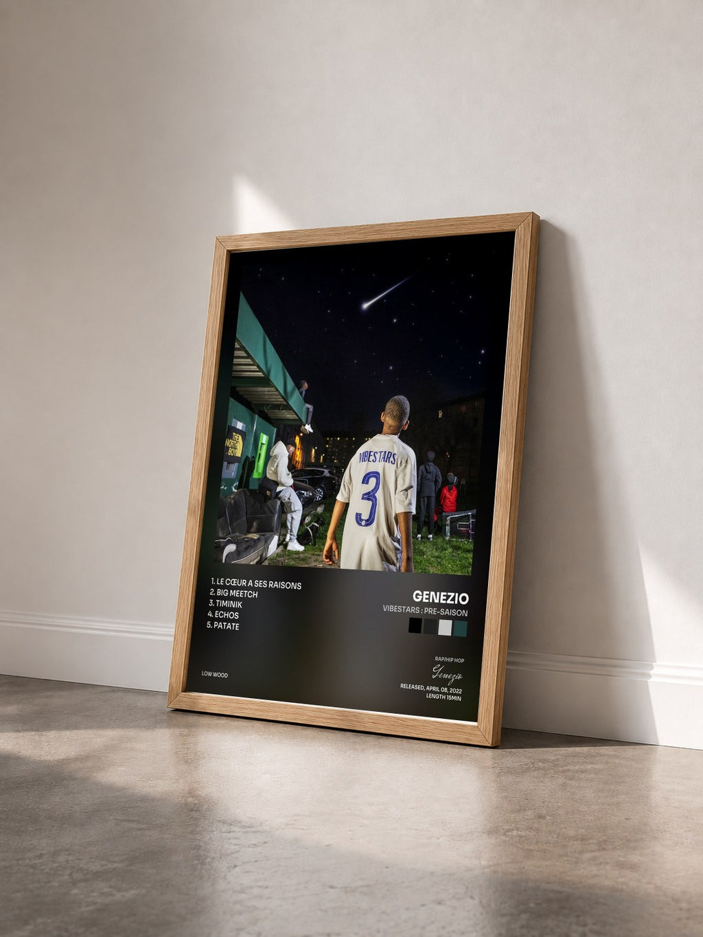 #bois Tableau de l'album Vibestars : Pre-Saison de Genezio vu de trois quarts, cadre en bois brut