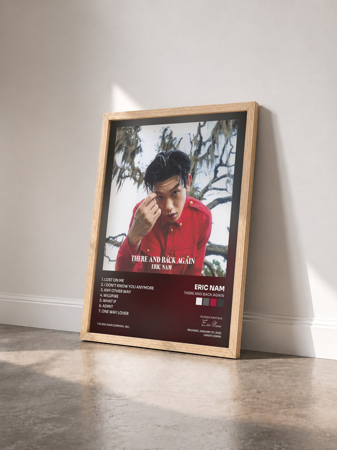 #bois Tableau de l'album There And Back Again de Eric Nam vu de trois quarts, cadre en bois brut