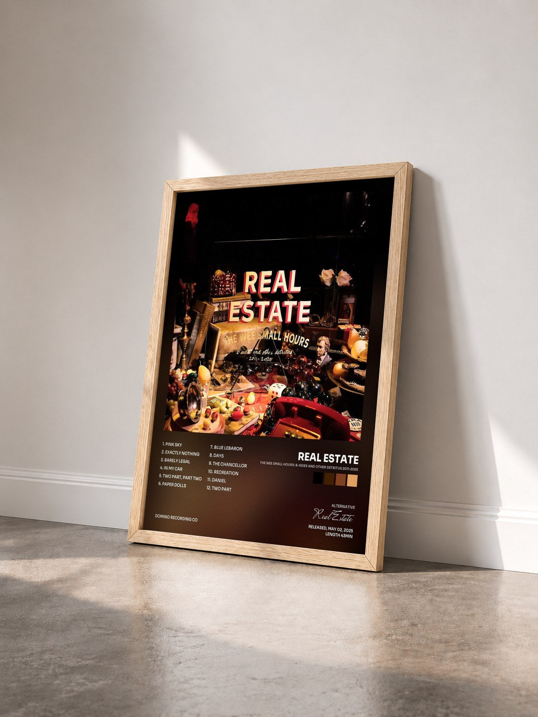 #bois Tableau de l'album The Wee Small Hours: B-Sides and Other Detritus 2011-2025 de Real Estate vu de trois quarts, cadre en bois brut