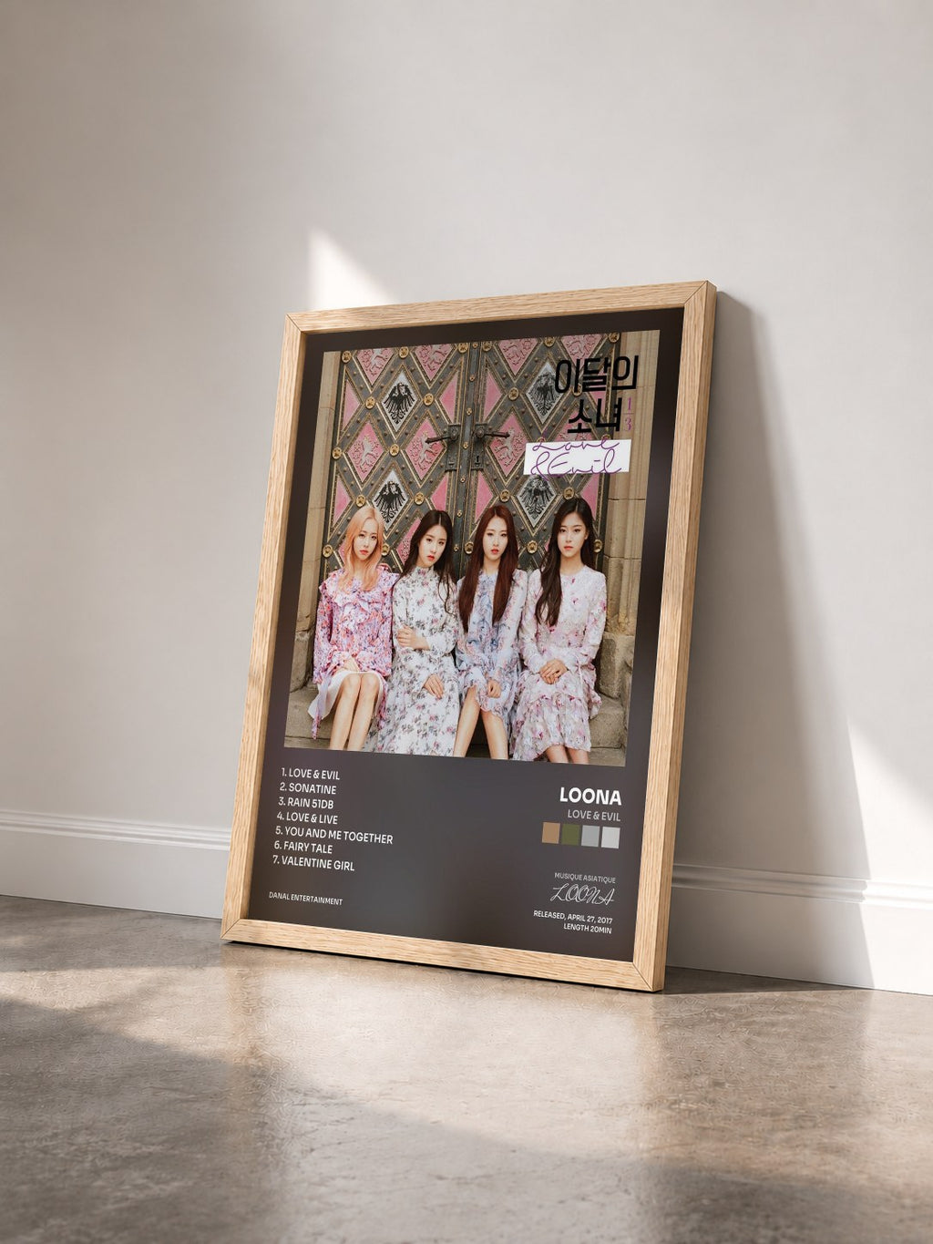 #bois Tableau de l'album Love & Evil de LOONA vu de trois quarts, cadre en bois brut