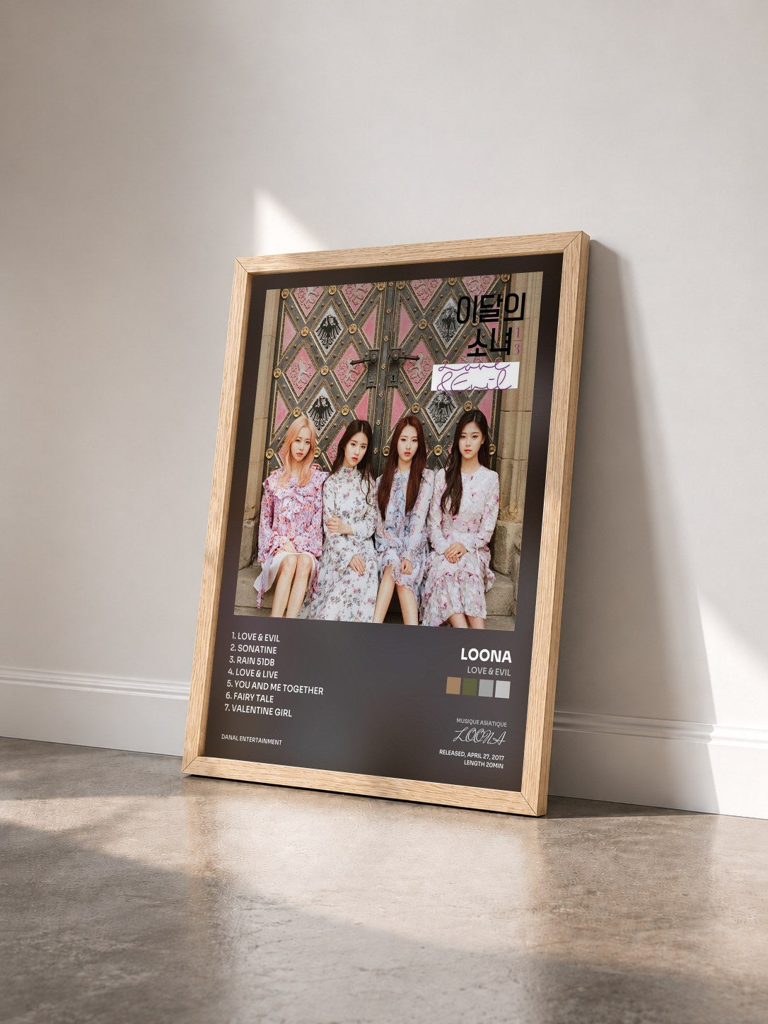 #bois Tableau de l'album Love & Evil de LOONA vu de trois quarts, cadre en bois brut