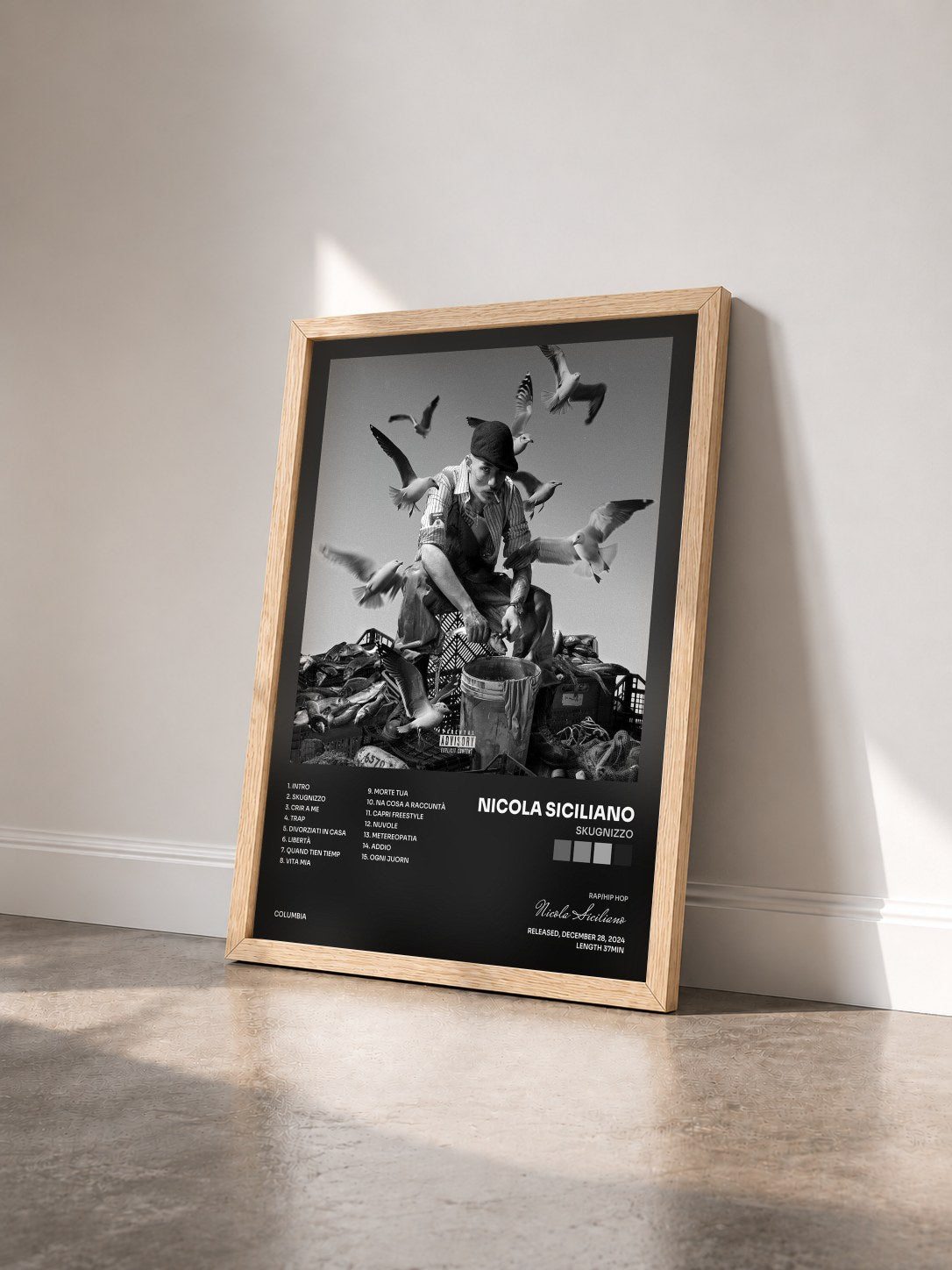 #bois Tableau de l'album SKUGNIZZO de Nicola Siciliano vu de trois quarts, cadre en bois brut