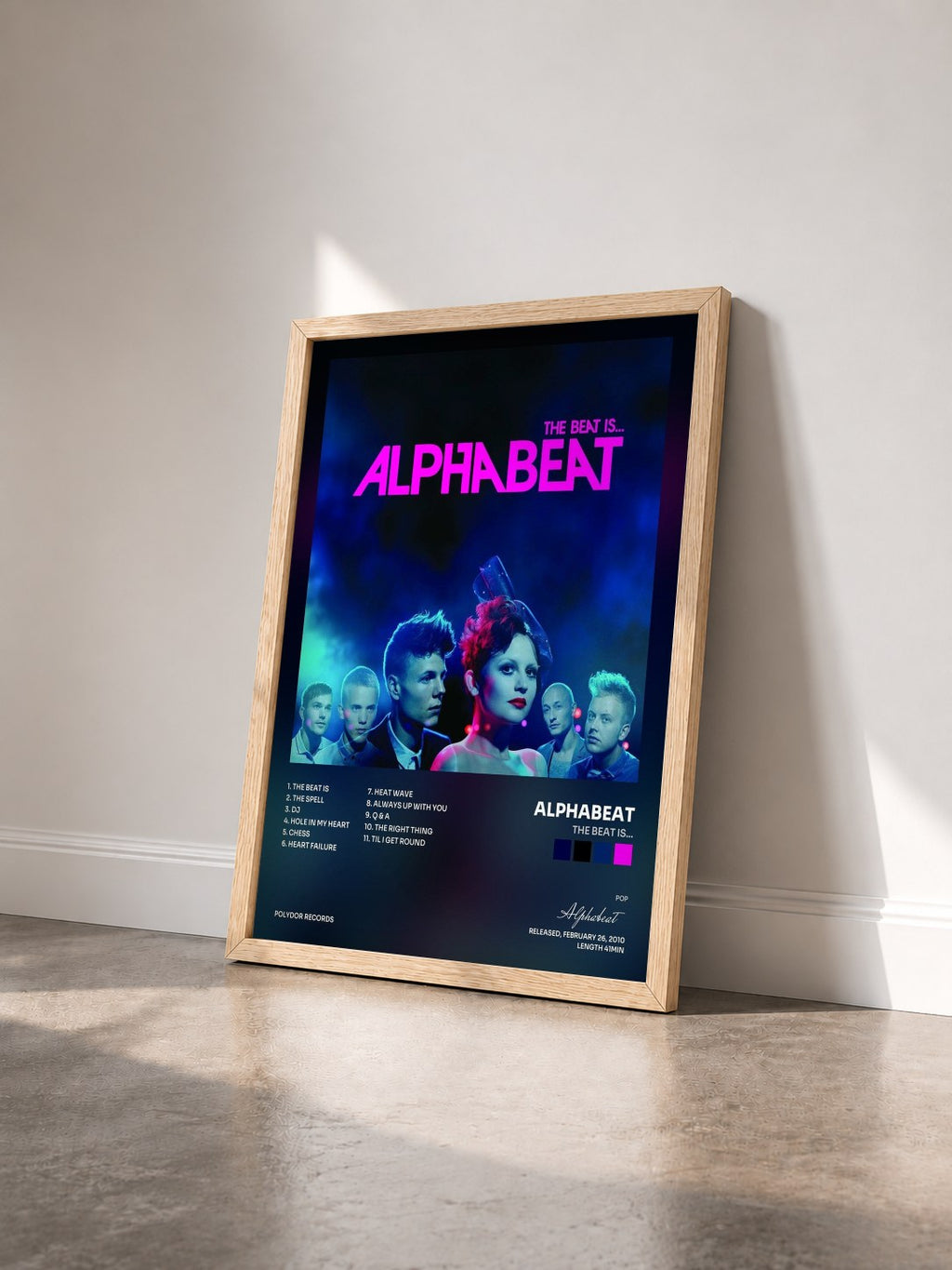 #bois Tableau de l'album The Beat Is... de Alphabeat vu de trois quarts, cadre en bois brut