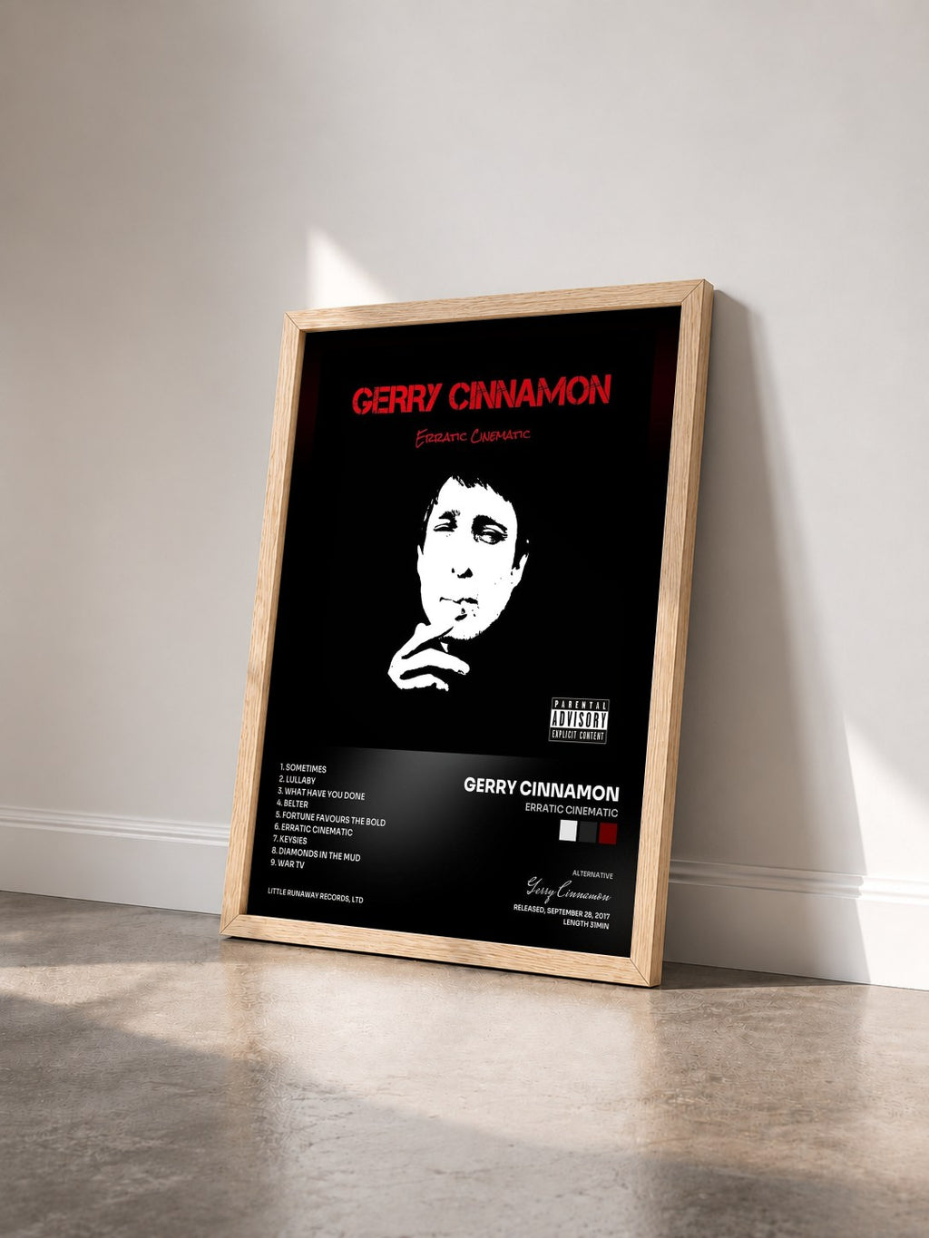 #bois Tableau de l'album Erratic Cinematic de Gerry Cinnamon vu de trois quarts, cadre en bois brut