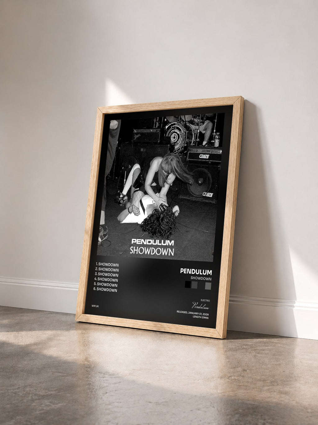 #bois Tableau de l'album Showdown de Pendulum vu de trois quarts, cadre en bois brut
