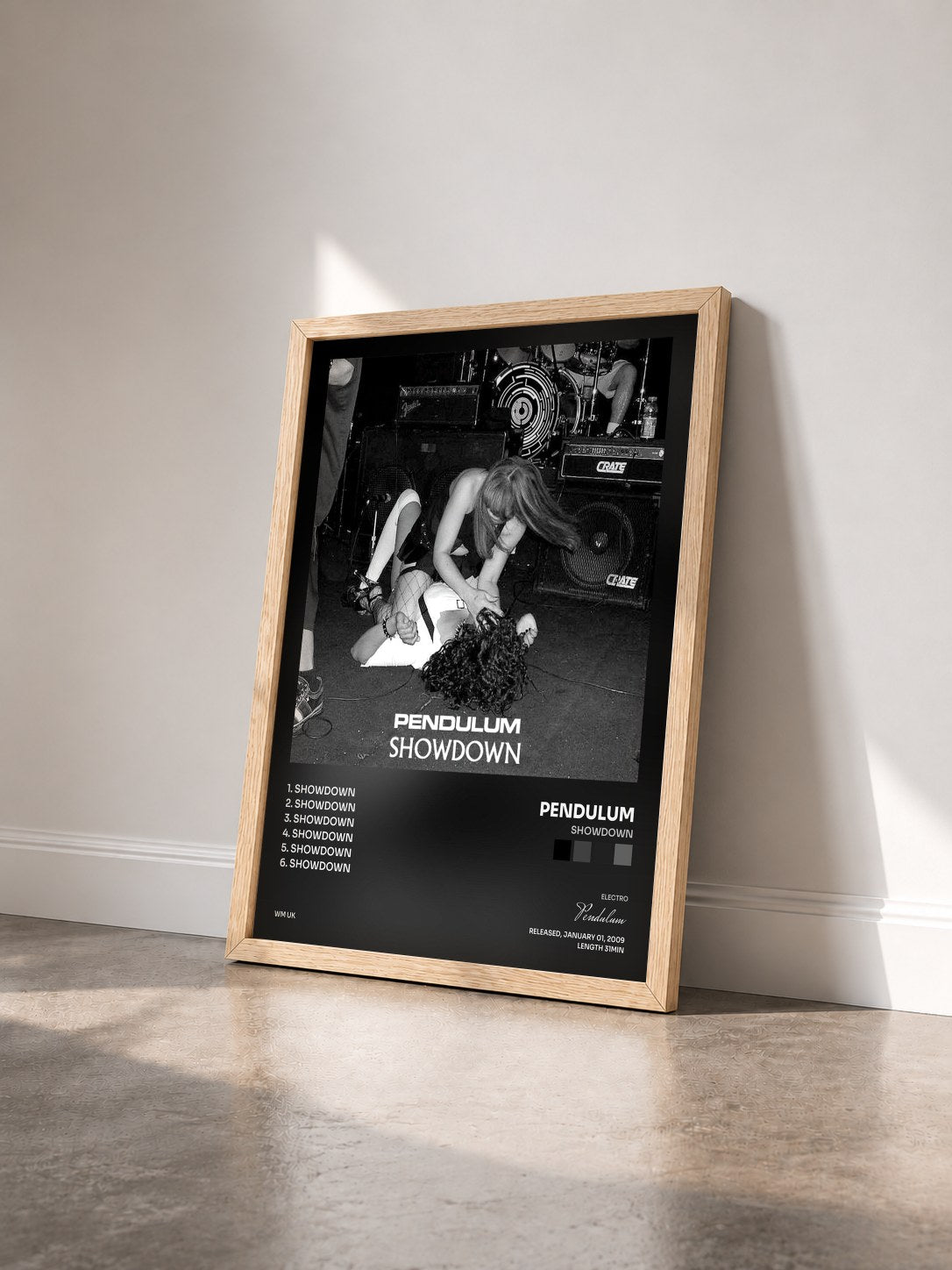 #bois Tableau de l'album Showdown de Pendulum vu de trois quarts, cadre en bois brut