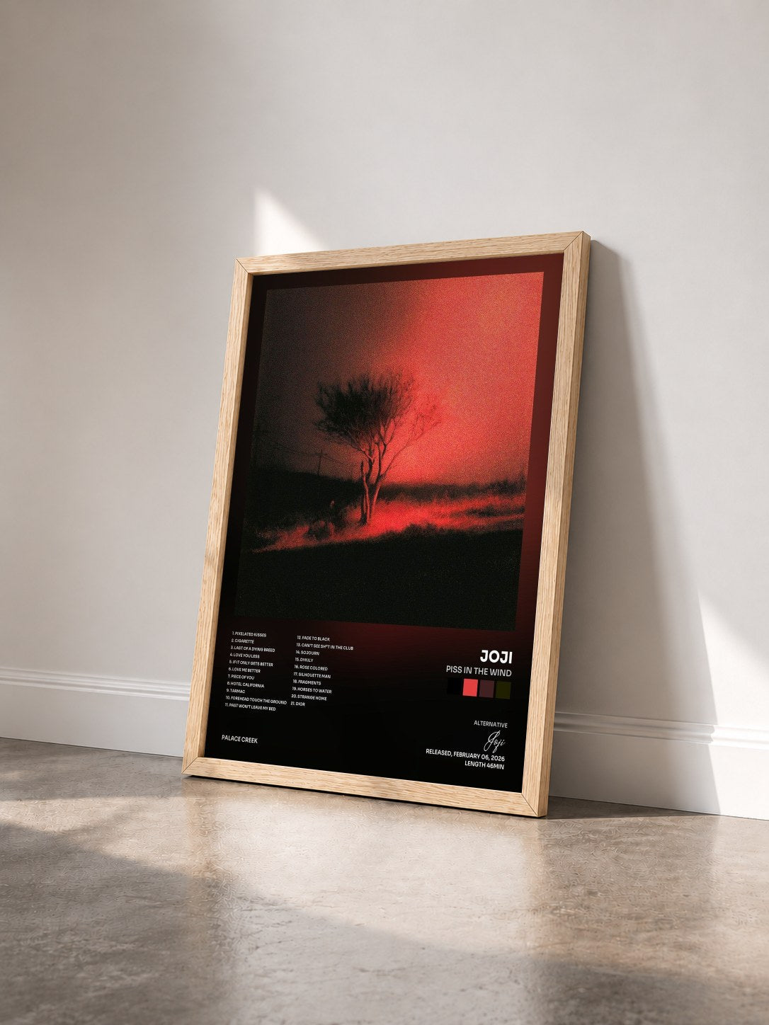 #bois Tableau de l'album Piss In The Wind de Joji vu de trois quarts, cadre en bois brut
