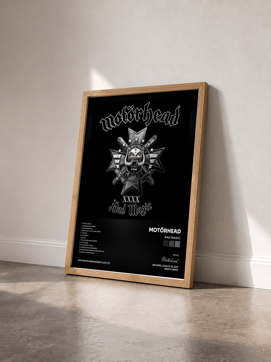 #bois Tableau de l'album Bad Magic de Motörhead vu de trois quarts, cadre en bois brut
