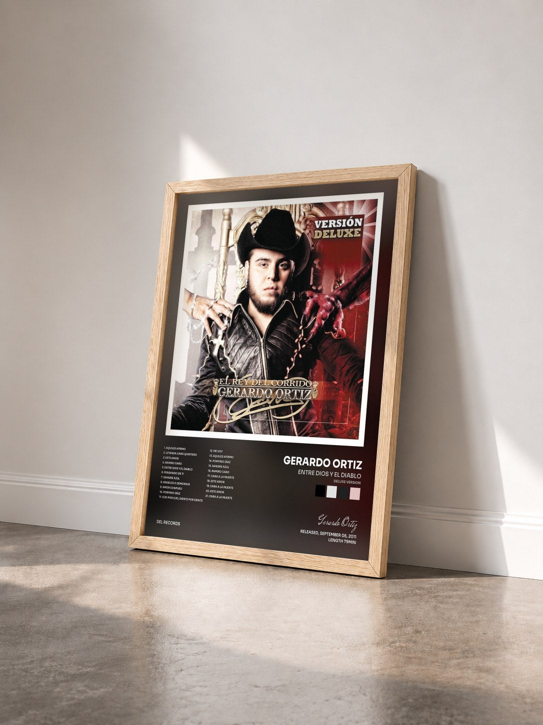 #bois Tableau de l'album Entre Dios y El Diablo (Deluxe Version) de Gerardo Ortiz vu de trois quarts, cadre en bois brut