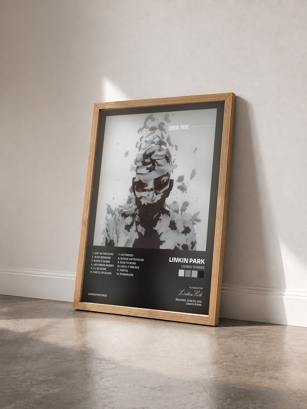 #bois Tableau de l'album LIVING THINGS de Linkin Park vu de trois quarts, cadre en bois brut