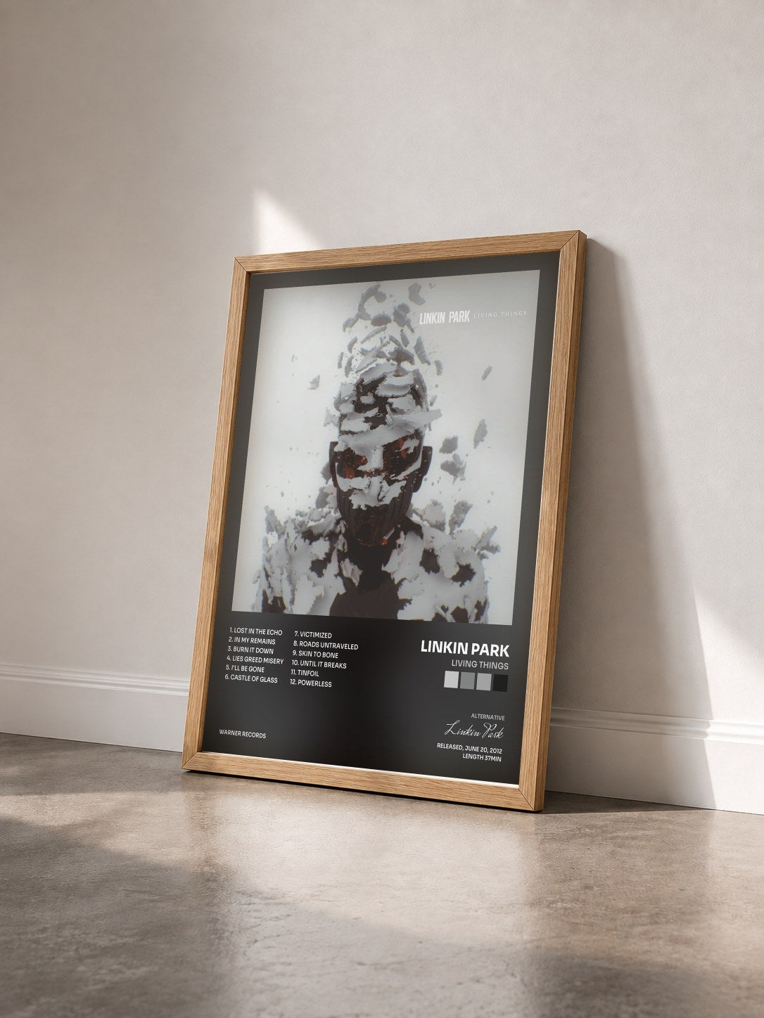 #bois Tableau de l'album LIVING THINGS de Linkin Park vu de trois quarts, cadre en bois brut