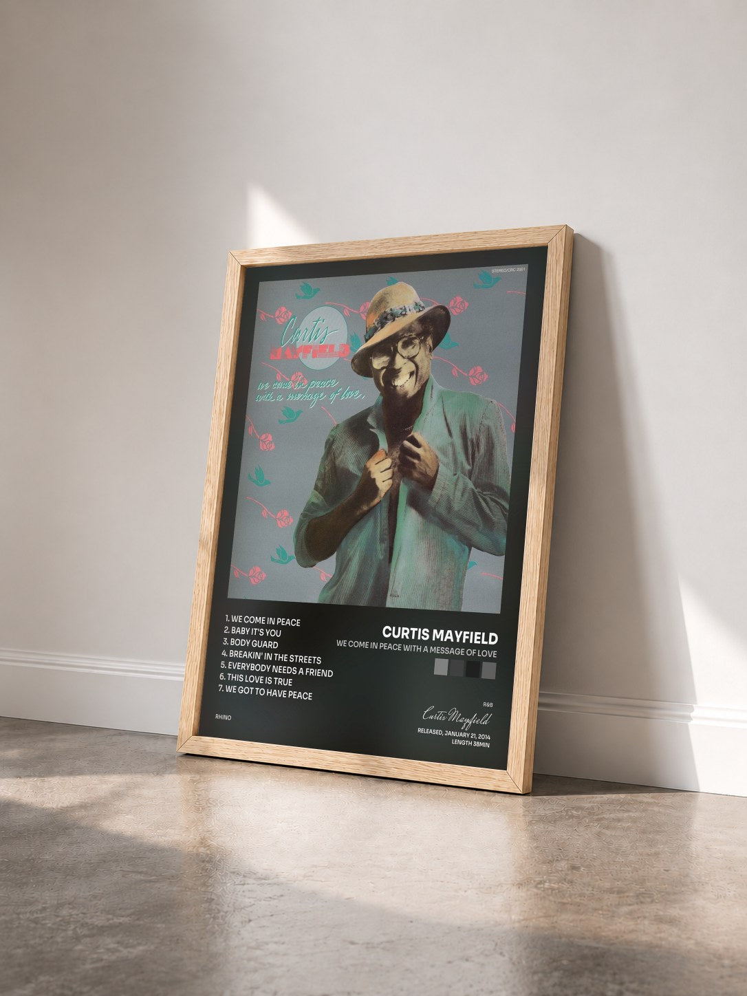 #bois Tableau de l'album We Come in Peace With a Message of Love de Curtis Mayfield vu de trois quarts, cadre en bois brut