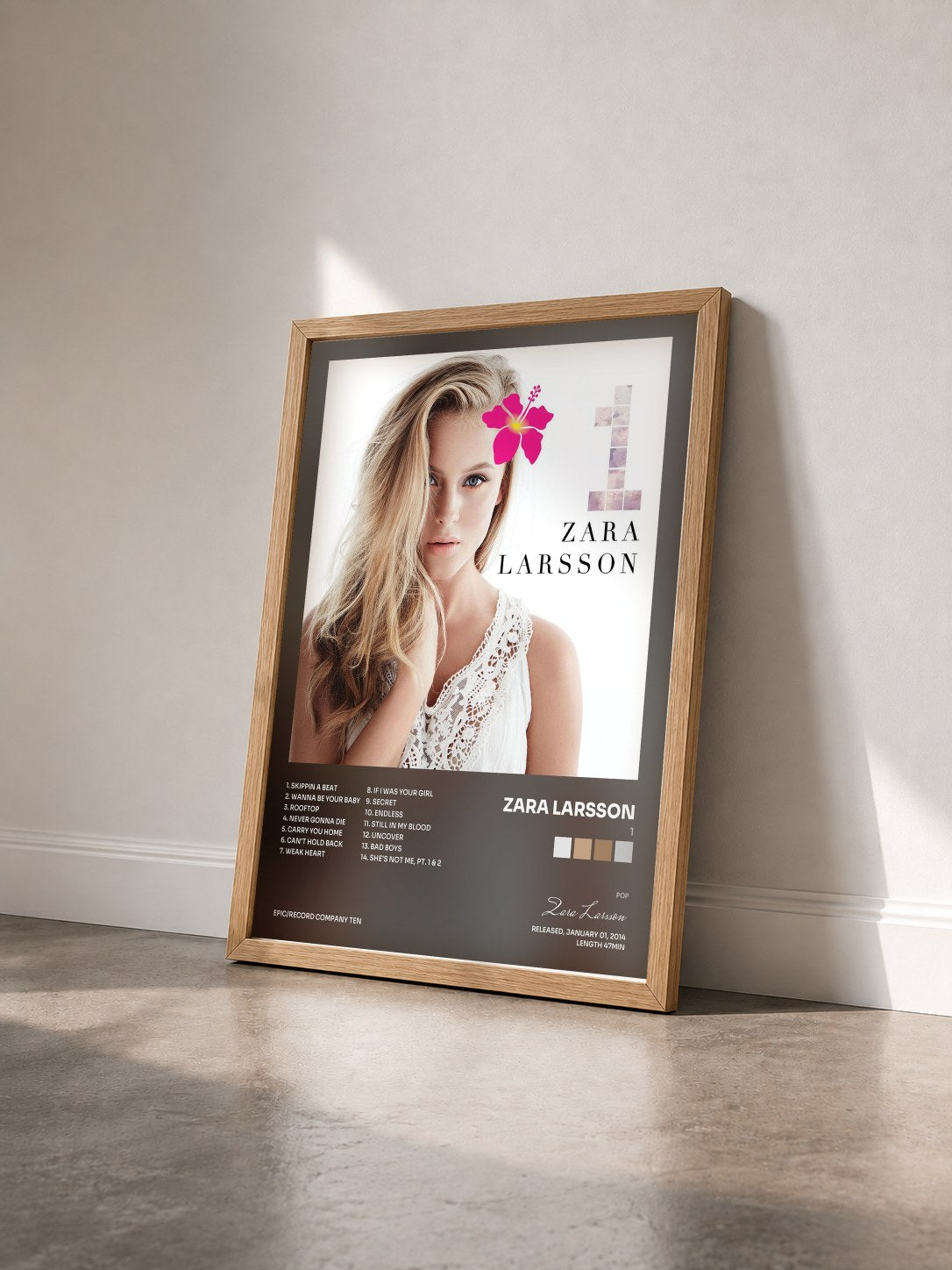 #bois Tableau de l'album 1 de Zara Larsson vu de trois quarts, cadre en bois brut