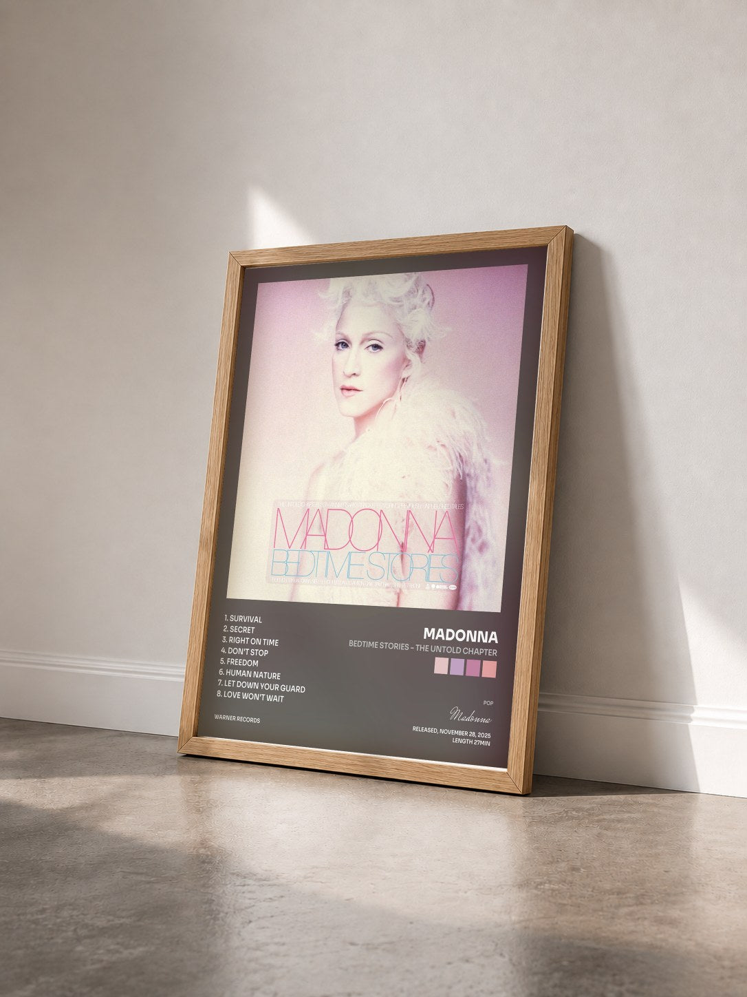 #bois Tableau de l'album Bedtime Stories – The Untold Chapter de Madonna vu de trois quarts, cadre en bois brut