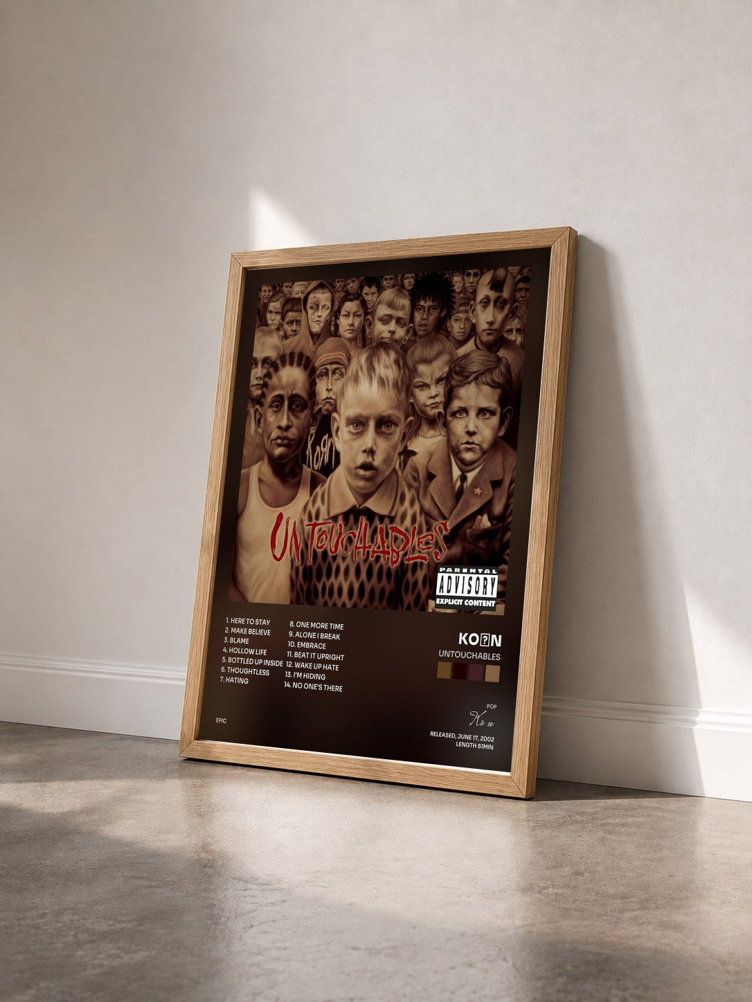 #bois Tableau de l'album Untouchables de KoЯn vu de trois quarts, cadre en bois brut