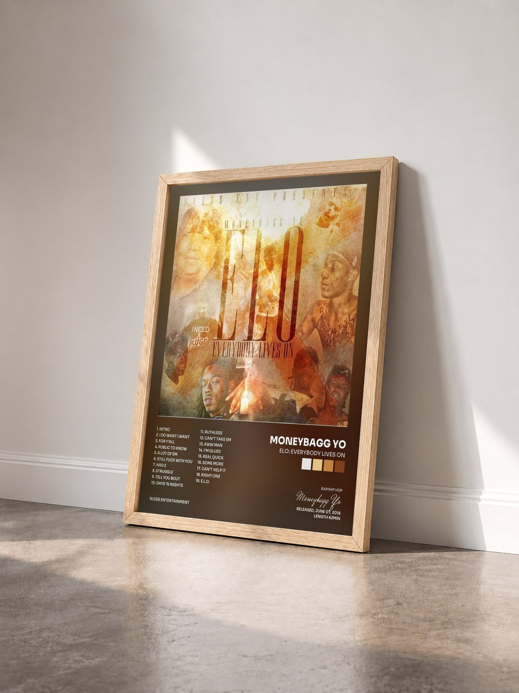 #bois Tableau de l'album ELO: Everybody Lives On de Moneybagg Yo vu de trois quarts, cadre en bois brut