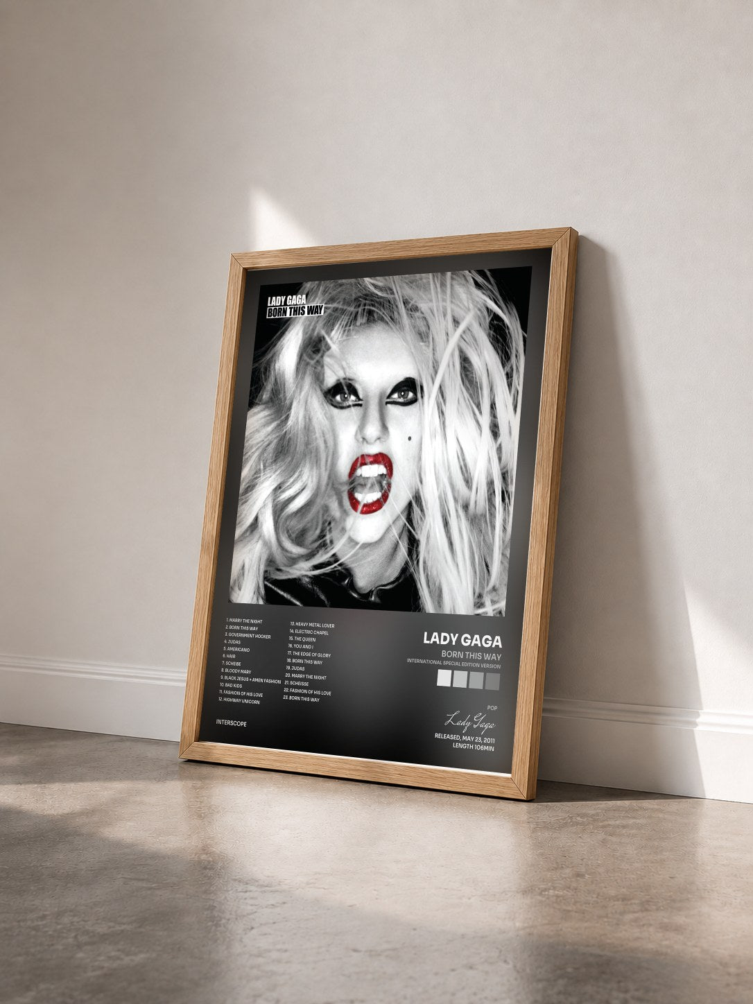 #bois Tableau de l'album Born This Way (International Special Edition Version) de Lady Gaga vu de trois quarts, cadre en bois brut