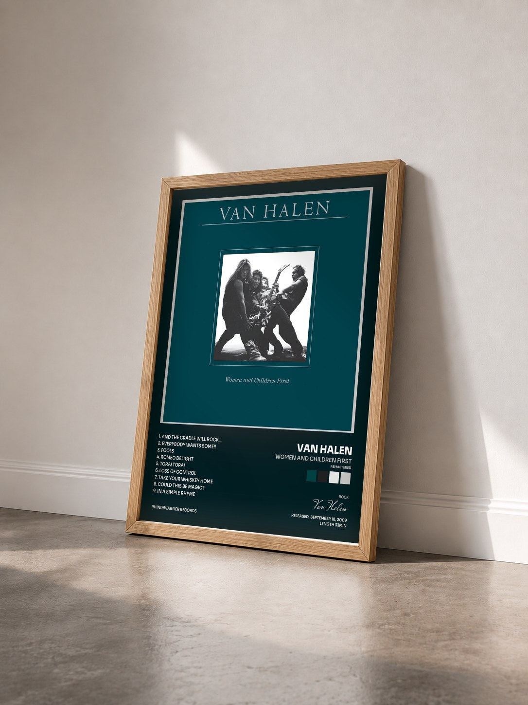 #bois Tableau de l'album Women and Children First (Remastered) de Van Halen vu de trois quarts, cadre en bois brut