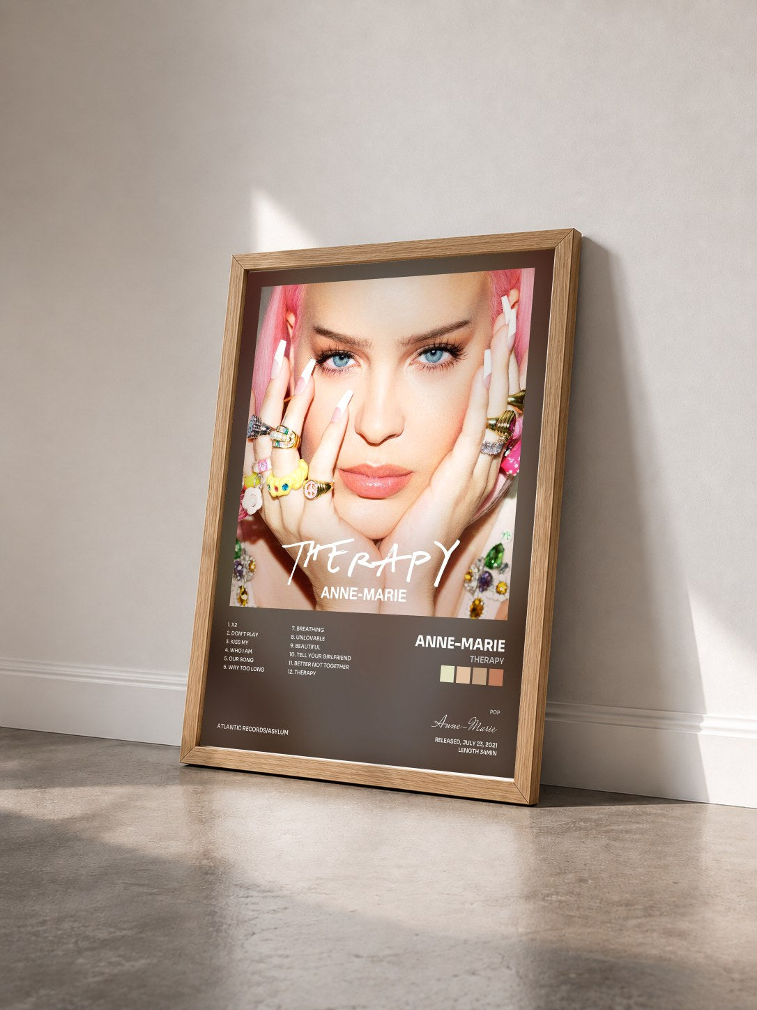 #bois Tableau de l'album Therapy de Anne-Marie vu de trois quarts, cadre en bois brut