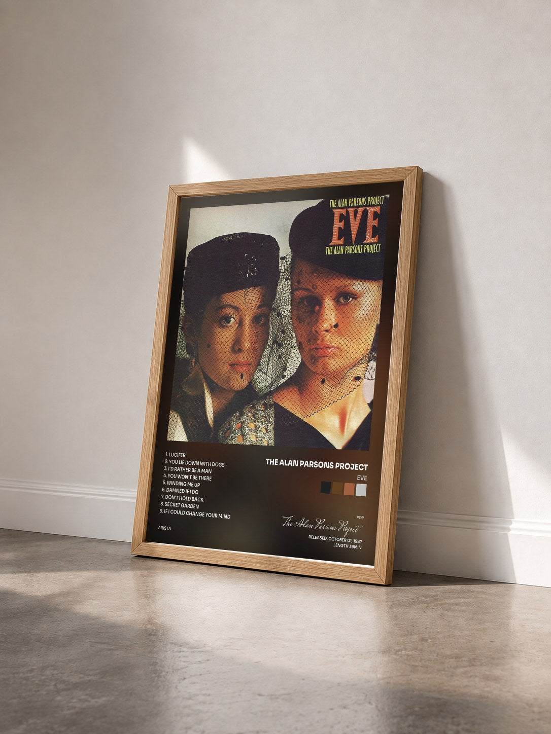 #bois Tableau de l'album Eve de The Alan Parsons Project vu de trois quarts, cadre en bois brut