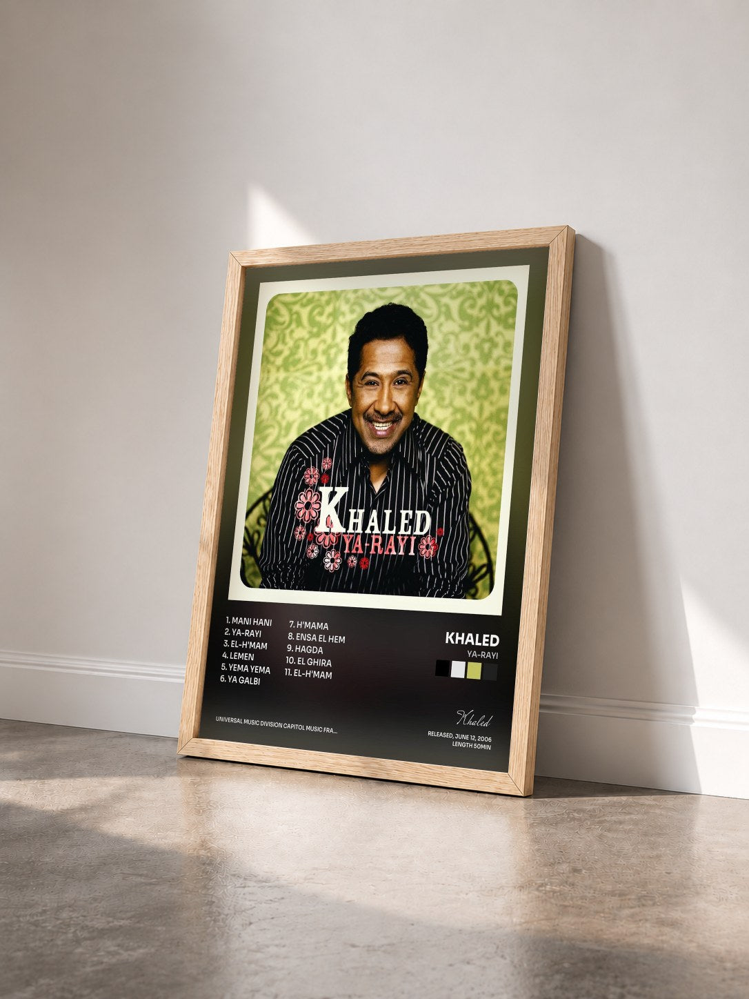 #bois Tableau de l'album Ya-Rayi de Khaled vu de trois quarts, cadre en bois brut