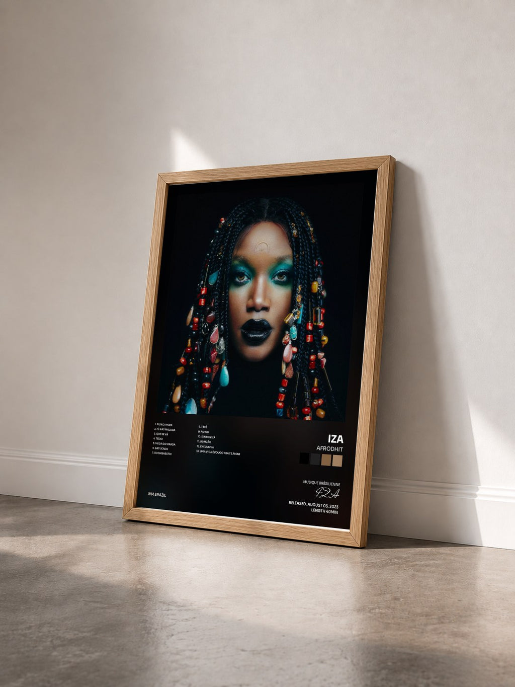 #bois Tableau de l'album AFRODHIT de IZA vu de trois quarts, cadre en bois brut