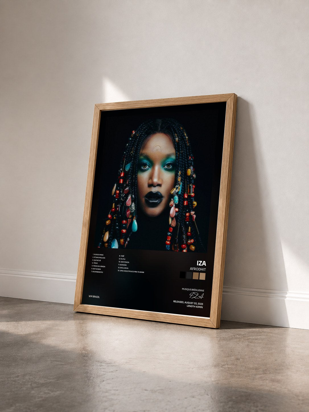 #bois Tableau de l'album AFRODHIT de IZA vu de trois quarts, cadre en bois brut