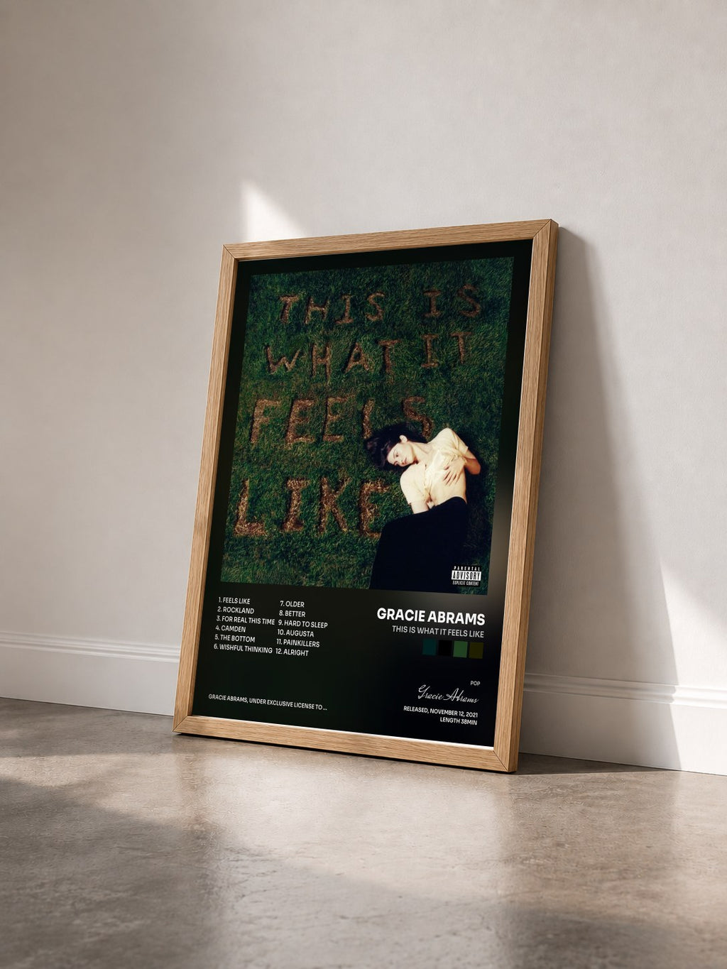 #bois Tableau de l'album This Is What It Feels Like de Gracie Abrams vu de trois quarts, cadre en bois brut
