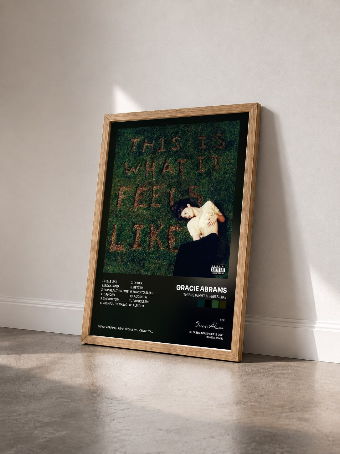 #bois Tableau de l'album This Is What It Feels Like de Gracie Abrams vu de trois quarts, cadre en bois brut