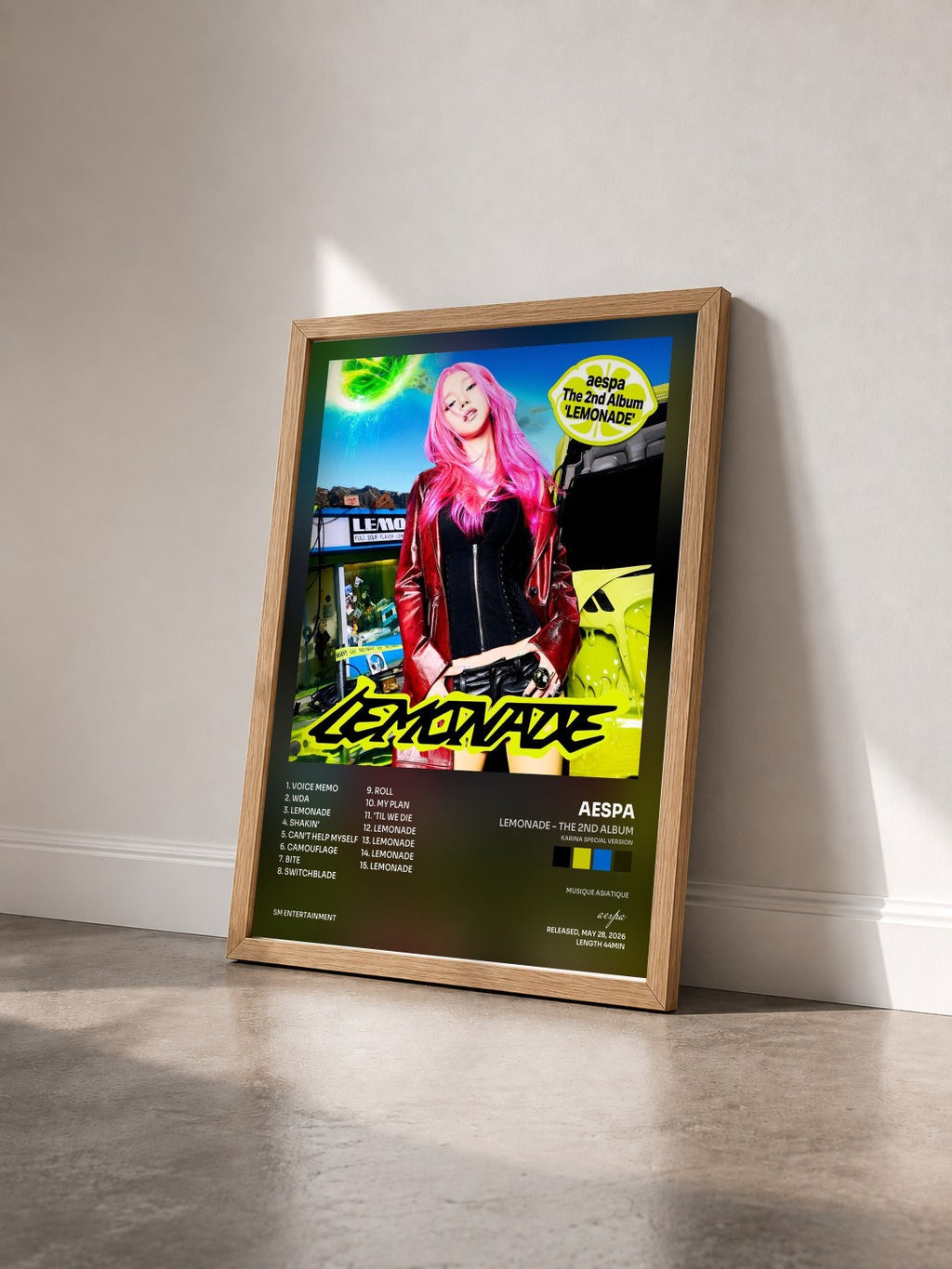 #bois Tableau de l'album LEMONADE - The 2nd Album (KARINA Special Version) de aespa vu de trois quarts, cadre en bois brut
