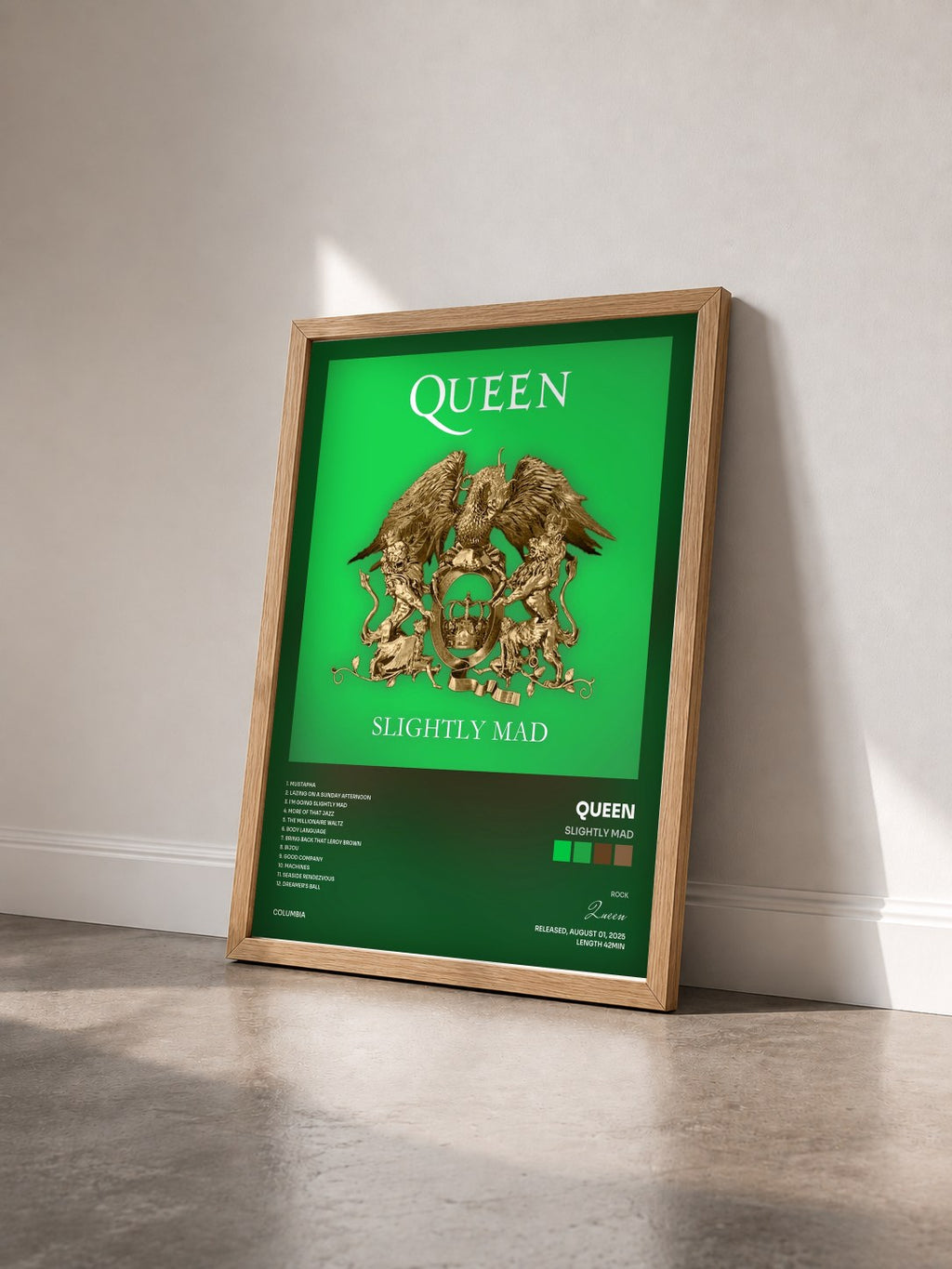 #bois Tableau de l'album Slightly Mad de Queen vu de trois quarts, cadre en bois brut
