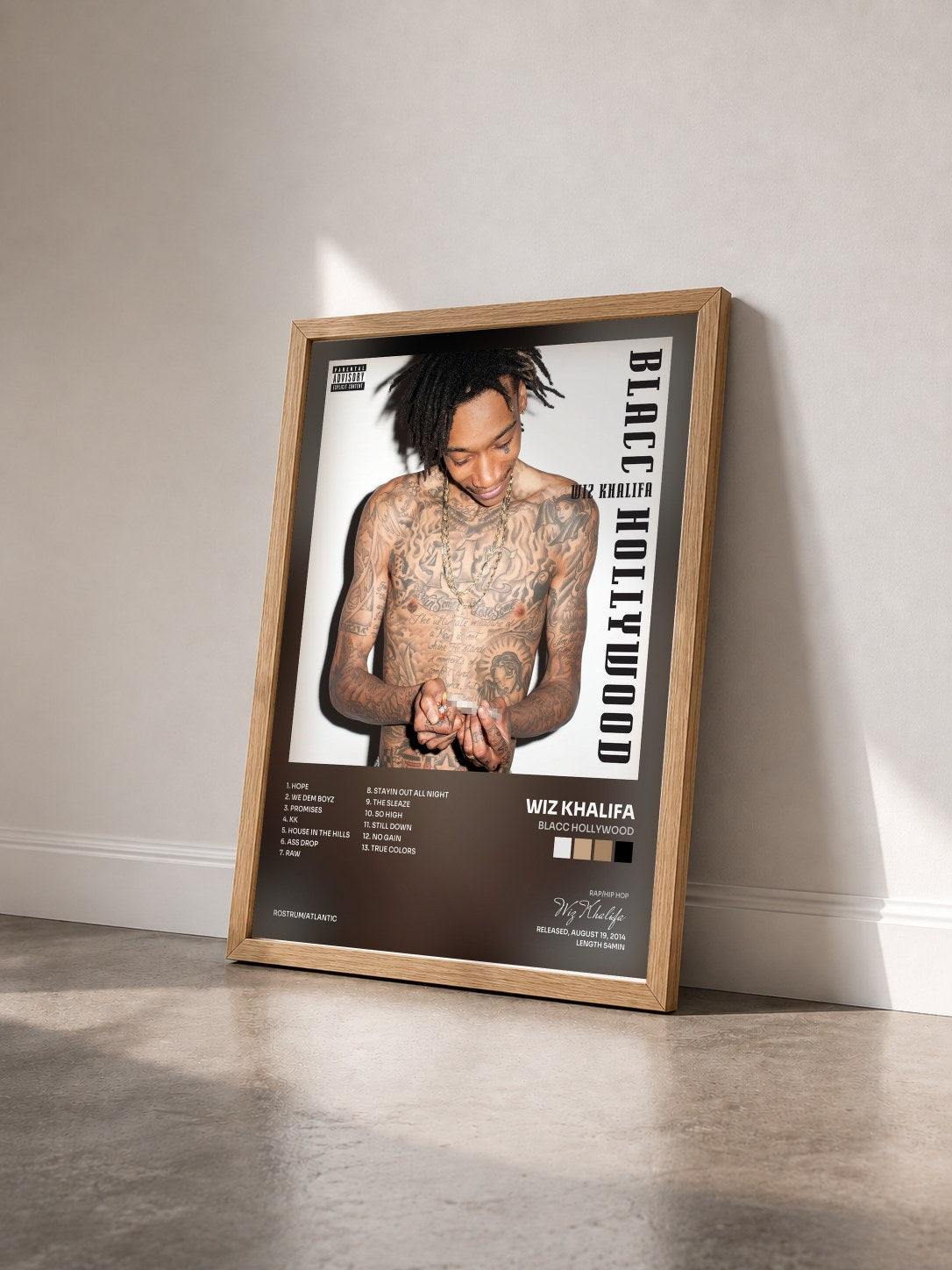 #bois Tableau de l'album Blacc Hollywood de Wiz Khalifa vu de trois quarts, cadre en bois brut