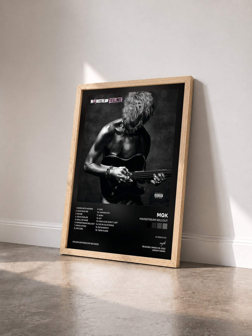 #bois Tableau de l'album mainstream sellout de mgk vu de trois quarts, cadre en bois brut