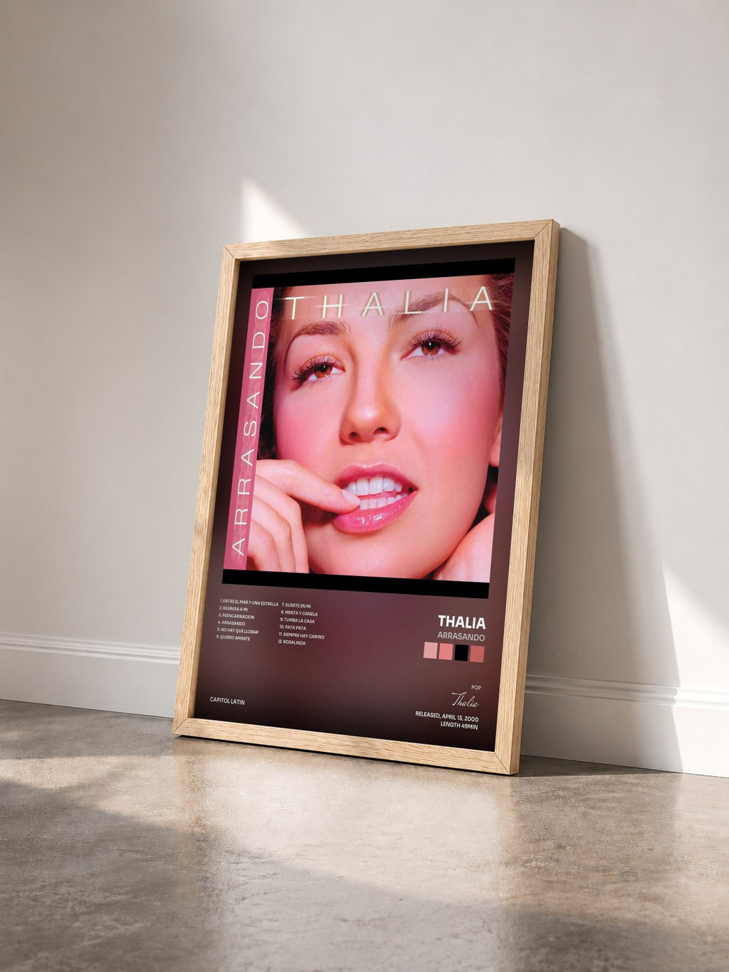 #bois Tableau de l'album Arrasando de Thalia vu de trois quarts, cadre en bois brut