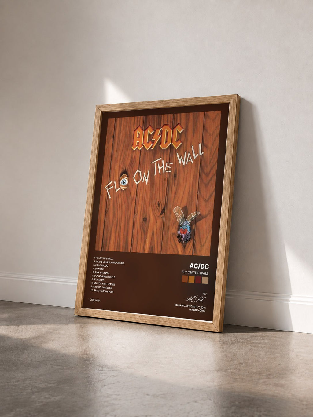 #bois Tableau de l'album Fly On the Wall de AC/DC vu de trois quarts, cadre en bois brut