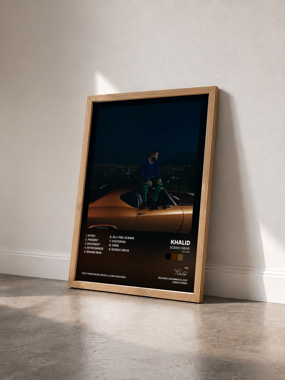 #bois Tableau de l'album Scenic Drive (The Tape) de Khalid vu de trois quarts, cadre en bois brut