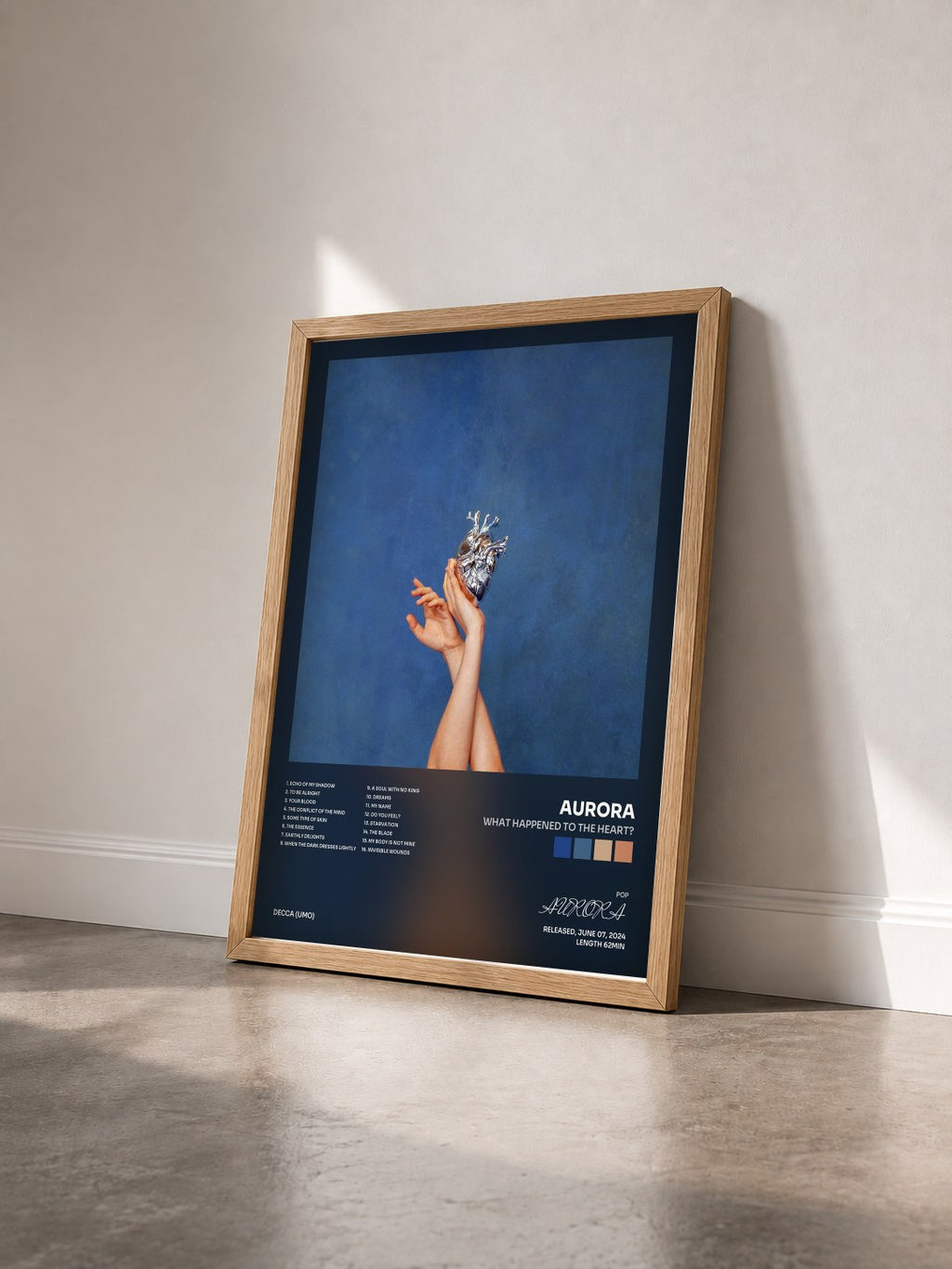 #bois Tableau de l'album What Happened To The Heart? de AURORA vu de trois quarts, cadre en bois brut