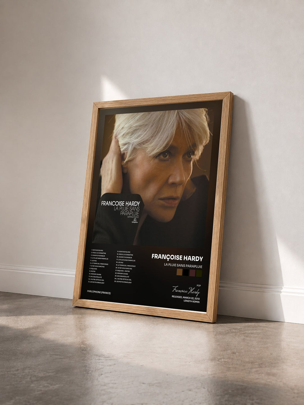 #bois Tableau de l'album La pluie sans parapluie de Françoise Hardy vu de trois quarts, cadre en bois brut