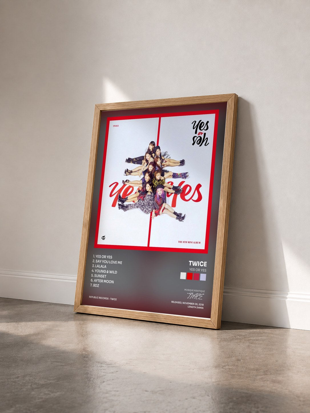 #bois Tableau de l'album YES or YES de TWICE vu de trois quarts, cadre en bois brut