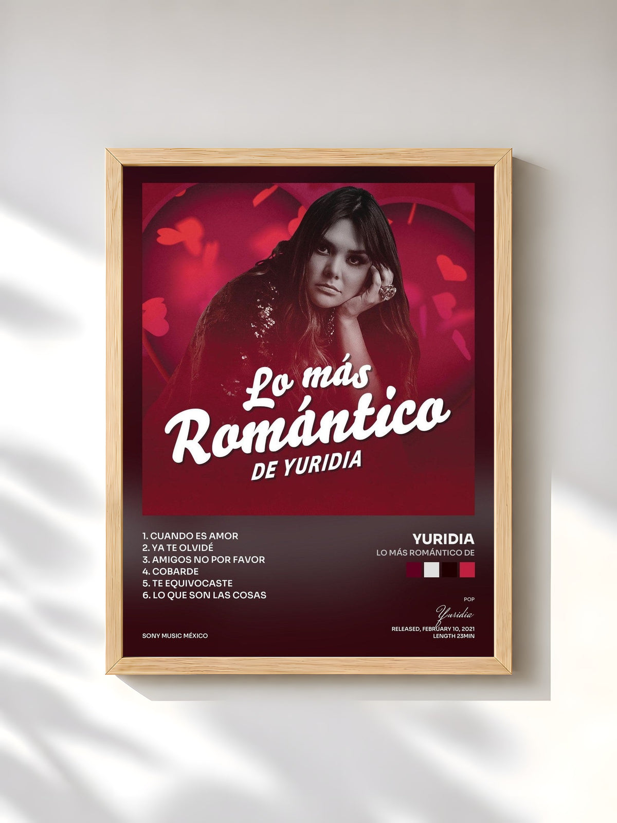 #bois Tableau de l'album Lo Más Romántico de de Yuridia, cadre en bois brut, imprimé et encadré en France