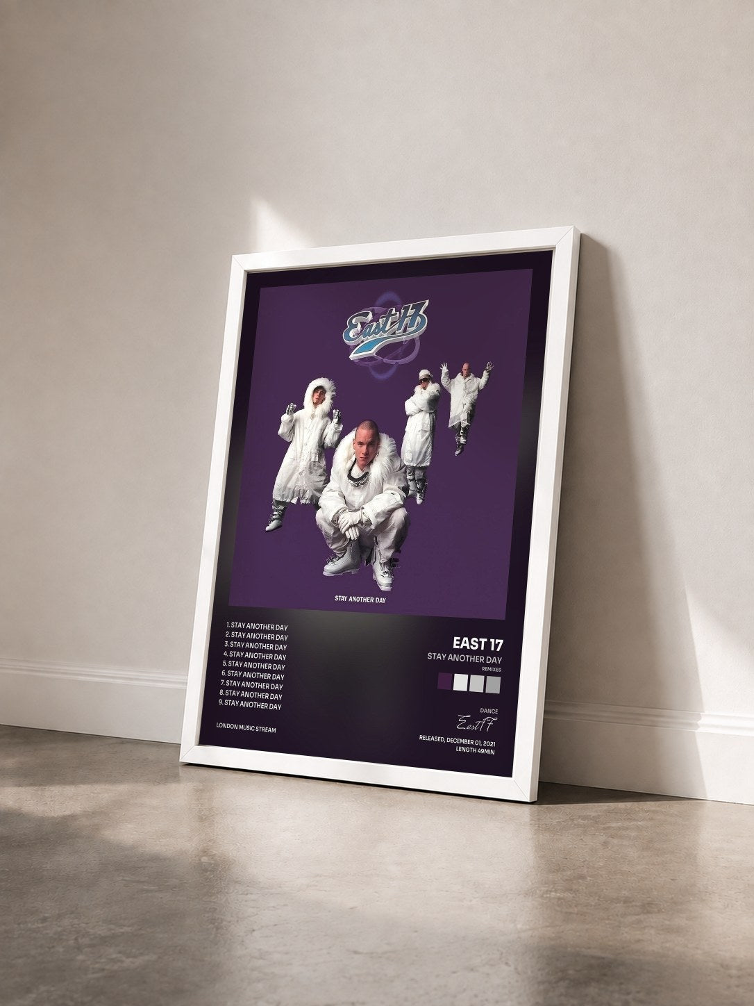 #blanc Tableau de l'album Stay Another Day (Remixes) de East 17 vu de trois quarts, cadre blanc