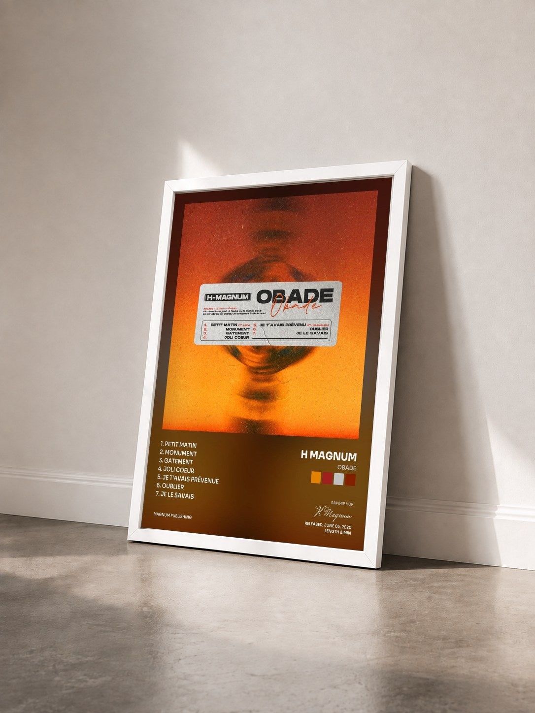#blanc Tableau de l'album Obade de H Magnum vu de trois quarts, cadre blanc