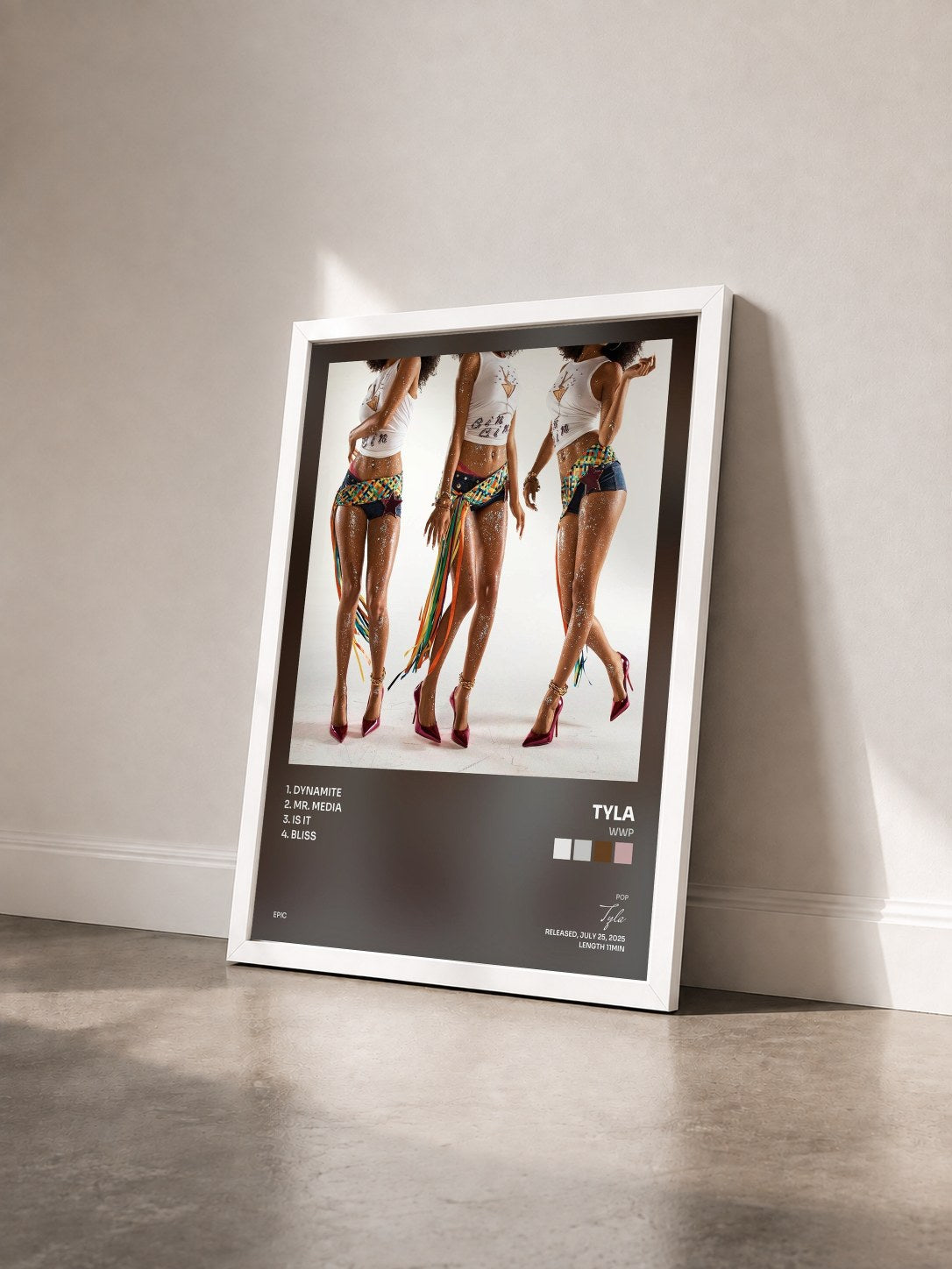 #blanc Tableau de l'album WWP de Tyla vu de trois quarts, cadre blanc