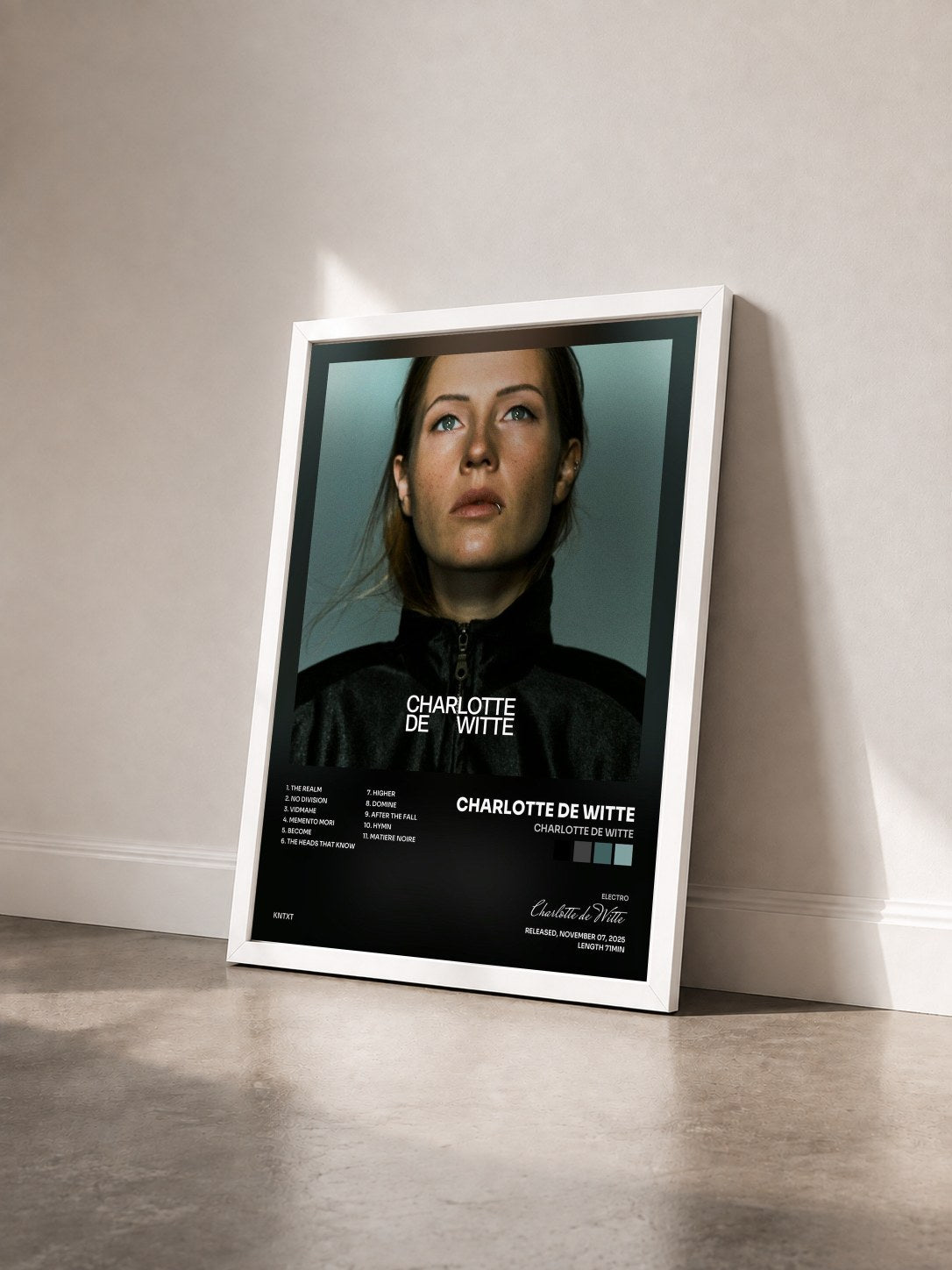 #blanc Tableau de l'album Charlotte de Witte de Charlotte de Witte vu de trois quarts, cadre blanc