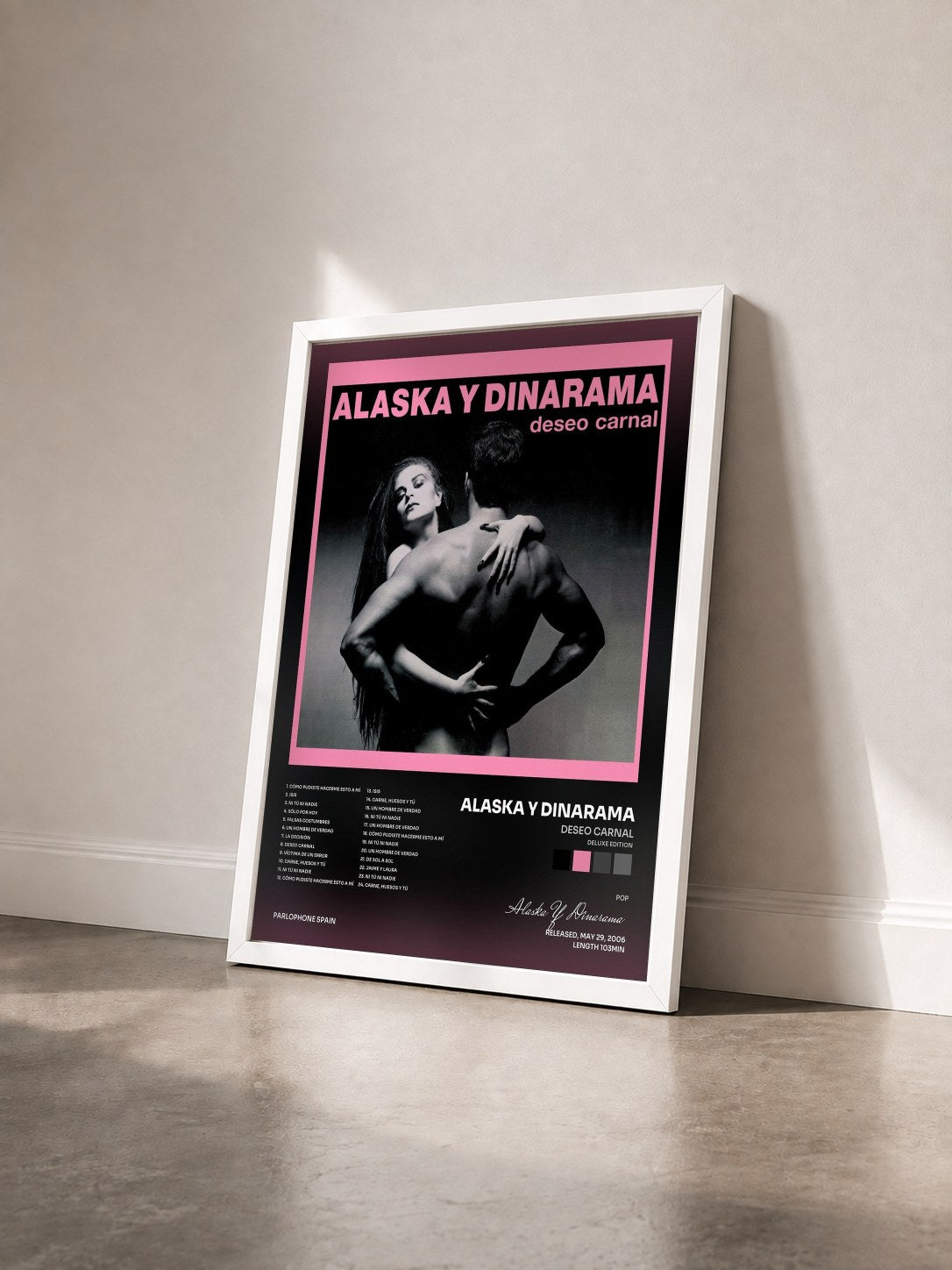 #blanc Tableau de l'album Deseo Carnal (Deluxe Edition) de Alaska Y Dinarama vu de trois quarts, cadre blanc