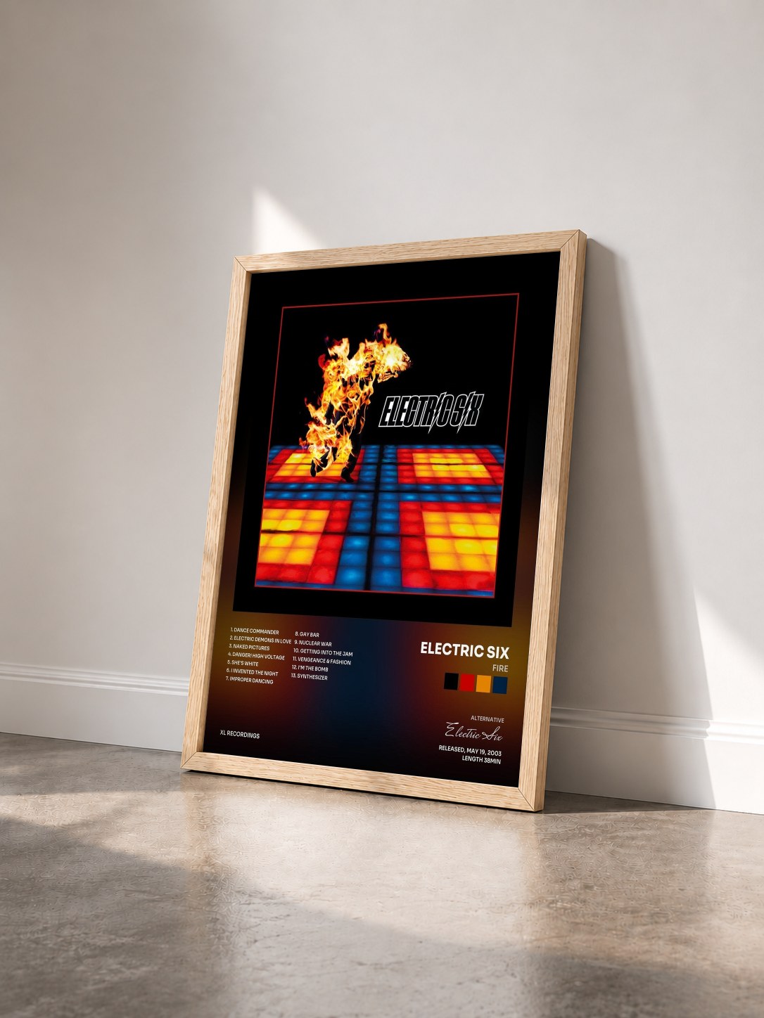 #bois Tableau de l'album Fire de Electric Six vu de trois quarts, cadre en bois brut
