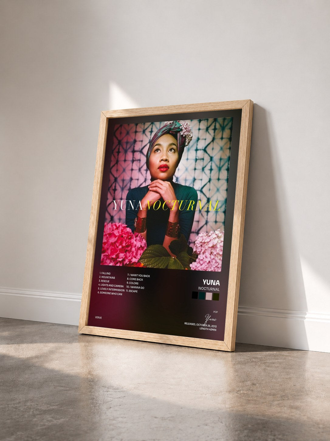 #bois Tableau de l'album Nocturnal de Yuna vu de trois quarts, cadre en bois brut