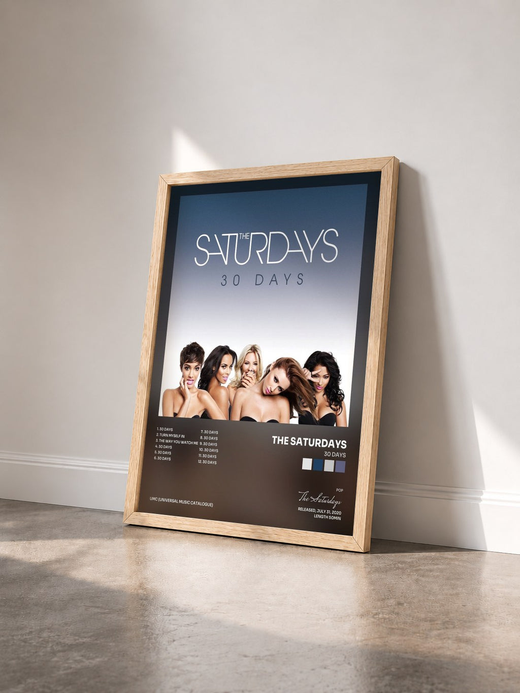 #bois Tableau de l'album 30 Days de The Saturdays vu de trois quarts, cadre en bois brut